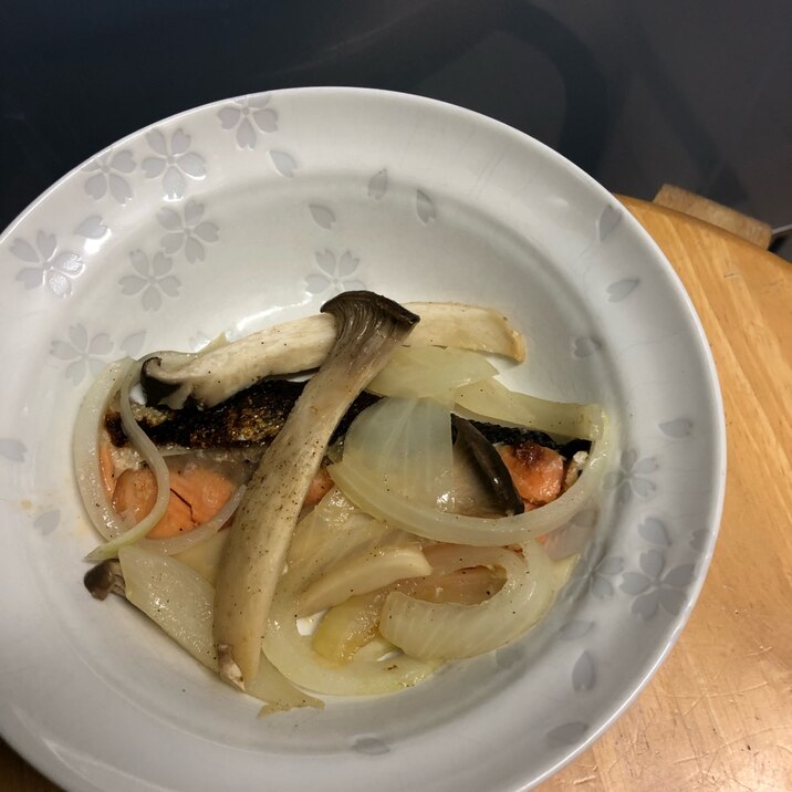 鮭と玉ねぎエリンギの蒸し焼き